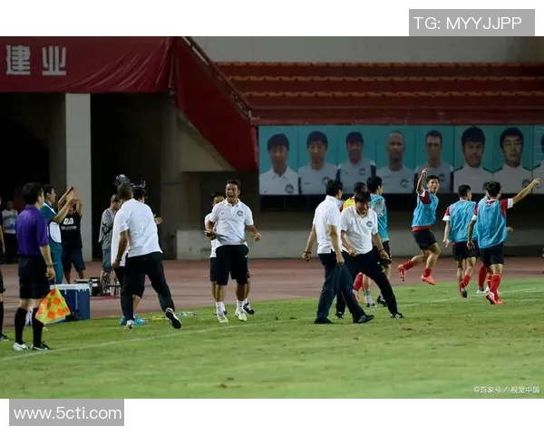 全国锦标赛回顾：上海足球队展现出色耐力与团队精神的精彩表现