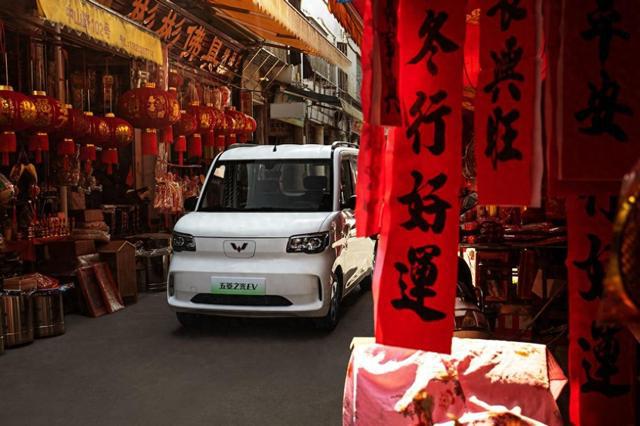 今年会网页版4万多的纯电车也能拉货、出摊、露营五菱之光EV用法多到数不清(图1)
