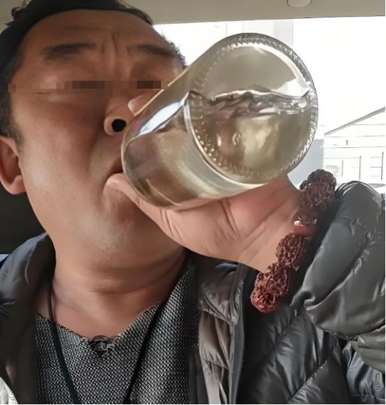 今年会68岁酒鬼在阛阓打坏茅台赔12万付